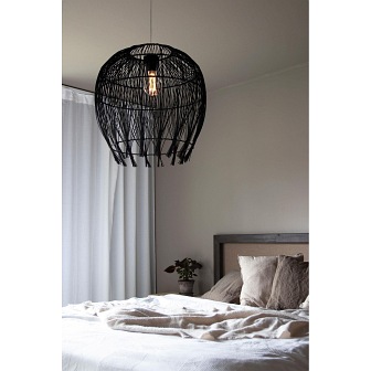 Rattanowa lampa wisząca Montego czarna 50cm w sypialni